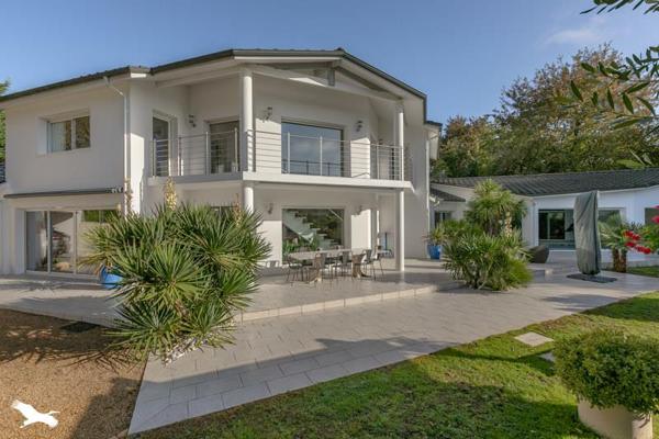 Maison à vendre 939 600 € Saint-Jean-d'Illac 6 p 305 m² DPE C