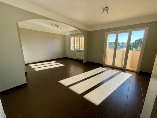 Appartement T3 avec terrasse et parking - Saint Just