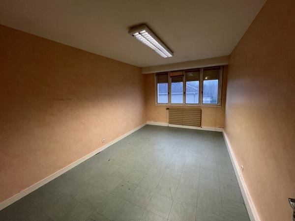A LOUER IMMEUBLE DE BUREAUX À VOUNEUIL SOUS BIARD DE 346 m²