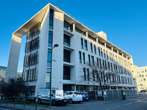 Location bureaux grands plateaux lumineux à Villeurbanne avec terrasse