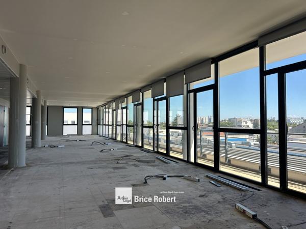 Location bureaux grands plateaux lumineux à Villeurbanne avec terrasse