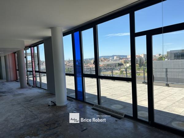 Location bureaux grands plateaux lumineux à Villeurbanne avec terrasse