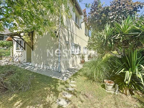 Maison 5 pièces 4 chambres non mitoyenne sur terrain de 247m² sans aucun travaux à prévoir à Chilly-Mazarin proche Morangis