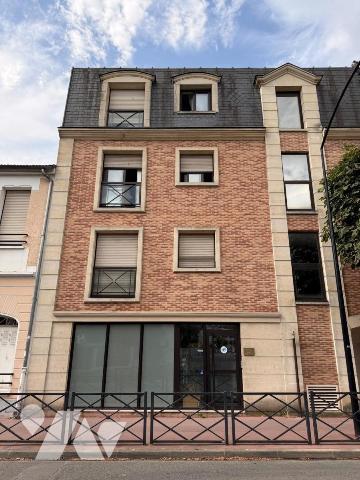 LA VARENNE SAINT-HILAIRE – STUDIO AVEC GRANDE TERRASSE SUR JARDIN – CALME ET LUMINEUX