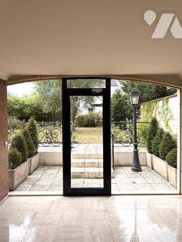 LA VARENNE SAINT-HILAIRE – STUDIO AVEC GRANDE TERRASSE SUR JARDIN – CALME ET LUMINEUX