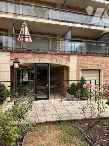 LA VARENNE SAINT-HILAIRE – STUDIO AVEC GRANDE TERRASSE SUR JARDIN – CALME ET LUMINEUX