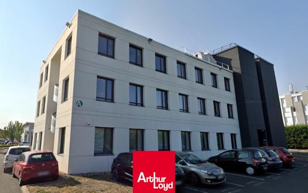Belle surface de bureaux à louer proche de l'autoroute A6 à Villefranche sur Saône. Nombreux stationnements, accès PMR. Environnement dynamique : Pôle emploi, salle de sport, assuranc...