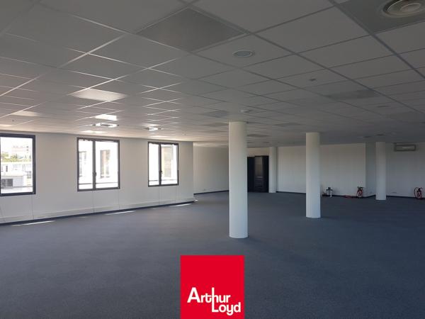 Belle surface de bureaux à louer proche de l'autoroute A6 à Villefranche sur Saône. Nombreux stationnements, accès PMR. Environnement dynamique : Pôle emploi, salle de sport, assuranc...