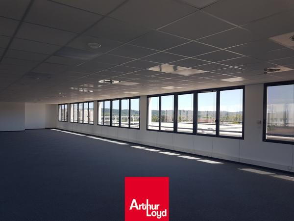 Belle surface de bureaux à louer proche de l'autoroute A6 à Villefranche sur Saône. Nombreux stationnements, accès PMR. Environnement dynamique : Pôle emploi, salle de sport, assuranc...