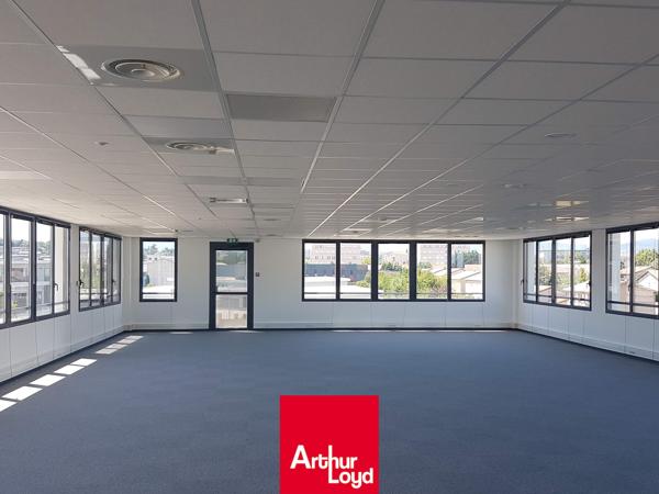 Belle surface de bureaux à louer proche de l'autoroute A6 à Villefranche sur Saône. Nombreux stationnements, accès PMR. Environnement dynamique : Pôle emploi, salle de sport, assuranc...