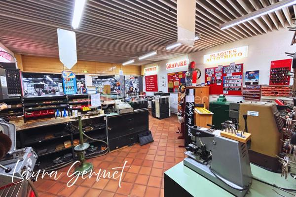 Situé au coeur d'une zone commerciale attractive, ce fonds de commerce bénéficie d’un emplacement stratégique à proximité immédiate des autres commerces, services et parkings.

Bail commercial du fond de commerce :
- Bail 3/6/9 en cours (date de fin le 05/09/2031)
- Loyer trimestriel : 5 400 €  charges comprises (emplacement - électricité - chauffage)

Horaires actuels d’ouverture :
Lundi au Samedi : 9h - 12h30 / 14h - 18h30

Activités exploitées :
- Cordonnerie
- Clés minutes
- Imprimeries / copies
- Plaques / Gravures

Les atouts du commerce :
- Clientèle locale fidèle
- Enseigne existante depuis plus de 50 ans
- Stationnement aisé à proximité
- Surface commerciale fonctionnelle + réserve

Données financières
- Chiffre d’affaires rentable
- Bonne rentabilité permettant une rémunération confortable

Potentiel de développement
- Objets décoratifs / Gravure sur boir
- Maroquinerie
- Fabrication et Réparation de clés électroniques

Idéal pour une reprise ou une personne en reconversion souhaitant s’installer. Une formation et un accompagnement est possible par le salarié en place et le propriétaire actuel

Dossier complet et chiffres sur demande – Confidentialité assurée.

Pour plus d’informations ou organiser une visite, merci de me contacter.