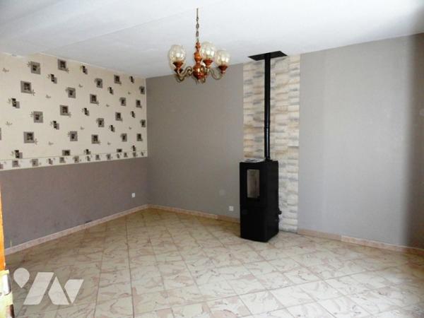NOGENTEL- Maison de type 4 de 76 m² avec 3 chambres, garages et terrain.