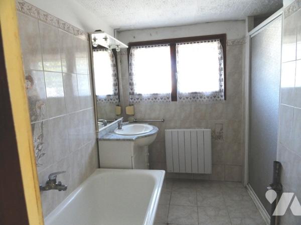 NOGENTEL- Maison de type 4 de 76 m² avec 3 chambres, garages et terrain.