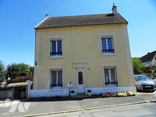NOGENTEL- Maison de type 4 de 76 m² avec 3 chambres, garages et terrain.