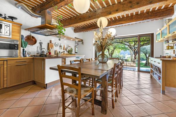 Exclusivité Pierrevert aux portes du Luberon, à 5min du golf.