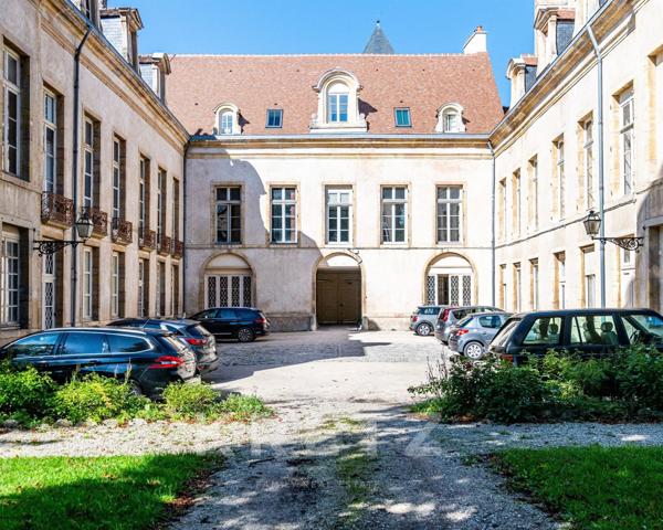 Dijon centre-ville. Appartement de caractère en duplex dans Hôtel particulier classé aux Monuments H