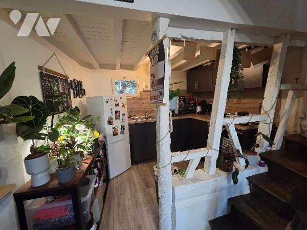 PAVILLY, maison mitoyenne de ville d'environ 39m², deux chambres sur deux niveaux.