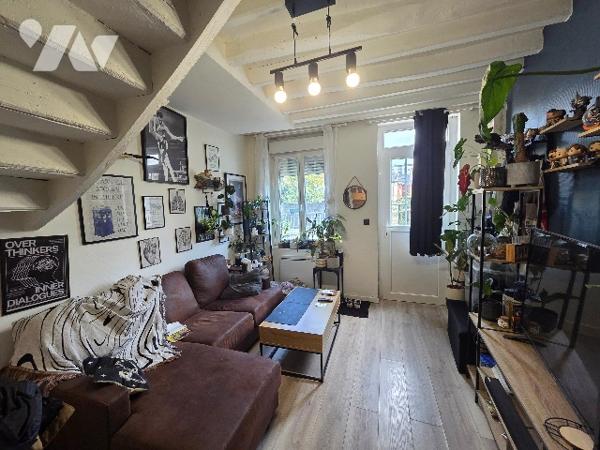 PAVILLY, maison mitoyenne de ville d'environ 39m², deux chambres sur deux niveaux.