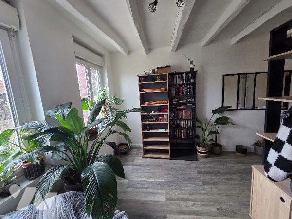 PAVILLY, maison mitoyenne de ville d'environ 39m², deux chambres sur deux niveaux.