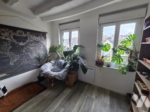 PAVILLY, maison mitoyenne de ville d'environ 39m², deux chambres sur deux niveaux.