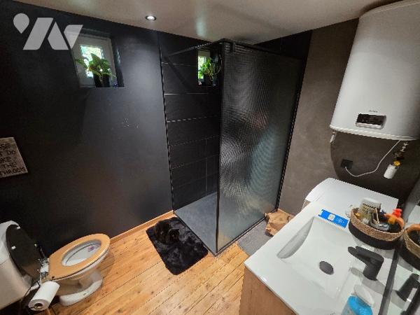 PAVILLY, maison mitoyenne de ville d'environ 39m², deux chambres sur deux niveaux.