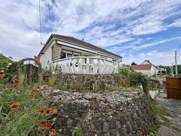 Longueil-Annel (60150) – Maison sur sous-sol complet avec vue sur l'Oise
À seulement 10 minutes de Compiègne, venez découvrir cette maison de vivable de plain-pied, édifiée sur un sous-sol complet sur un terrain clos d'environ  450 m².
Cette maison offre un cadre de vie agréable avec une vue dégagée sur l'Oise et constitue une belle opportunité pour les acquéreurs souhaitant créer un intérieur à leur image.

✨ Elle se compose de :

🛋️ Un séjour lumineux ouvrant sur une terrasse avec une magnifique vue sur l'Oise.
🍽️ Une cuisine indépendante avec accès à une terrasse couverte / véranda, offrant un espace supplémentaire agréable en toute saison.
🛏️ Trois chambres avec parquet massif et nombreux placards intégrés.
🛁 Une salle d'eau.
🚽 Un WC indépendant.
🔧 Un sous-sol complet, un véritable atout !
🚗 Garage avec fosse de vidange, idéal pour les passionnés de mécanique.
🧰 Atelier.
💧 Pièce d'eau.
📦 Nombreux espaces de rangement.
🌿 À l'extérieur, vous profiterez d'un jardin clos.

✅ Les atouts

✔️ Fenêtres PVC double vitrage.
🔥 Chauffage central au fioul complété par un poêle à granulés.
🧱 Maison saine et entretenue.
🧼 Tout-à-l'égout.
🌊 Vue dégagée sur l'Oise.
🚗 Sous-sol complet.

📍 Une situation idéale

🚉 Gare de Longueil-Annel à quelques minutes.
🎓 Écoles maternelle et primaire sur la commune.
🛒 Commerces de proximité, pharmacie, médecins et supermarchés accessibles rapidement.
🏥 Compiègne à environ 10 minutes.
🛍️ Zone commerciale de Compiègne à une dizaine de minutes.
🚗 Accès rapide à la RD1032 et à l'autoroute A1.

🛠️ Un beau potentiel à révéler
Cette maison nécessitera une modernisation de la cuisine, ainsi qu'une remise au goût du jour de la décoration (peintures, papiers peints...).
Sa construction saine, ses beaux parquets, ses nombreux rangements, son sous-sol complet et sa situation privilégiée en font une excellente base pour réaliser un projet à votre image.
✨ Une belle opportunité pour une famille, un premier achat ou un investissement, dans un secteur recherché offrant calme, vue sur l'Oise et proximité immédiate des commodités.
📞 Contactez-moi dès aujourd'hui pour organiser une visite et découvrir tout le potentiel de cette maison