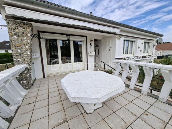 Longueil-Annel (60150) – Maison sur sous-sol complet avec vue sur l'Oise
À seulement 10 minutes de Compiègne, venez découvrir cette maison de vivable de plain-pied, édifiée sur un sous-sol complet sur un terrain clos d'environ  450 m².
Cette maison offre un cadre de vie agréable avec une vue dégagée sur l'Oise et constitue une belle opportunité pour les acquéreurs souhaitant créer un intérieur à leur image.

✨ Elle se compose de :

🛋️ Un séjour lumineux ouvrant sur une terrasse avec une magnifique vue sur l'Oise.
🍽️ Une cuisine indépendante avec accès à une terrasse couverte / véranda, offrant un espace supplémentaire agréable en toute saison.
🛏️ Trois chambres avec parquet massif et nombreux placards intégrés.
🛁 Une salle d'eau.
🚽 Un WC indépendant.
🔧 Un sous-sol complet, un véritable atout !
🚗 Garage avec fosse de vidange, idéal pour les passionnés de mécanique.
🧰 Atelier.
💧 Pièce d'eau.
📦 Nombreux espaces de rangement.
🌿 À l'extérieur, vous profiterez d'un jardin clos.

✅ Les atouts

✔️ Fenêtres PVC double vitrage.
🔥 Chauffage central au fioul complété par un poêle à granulés.
🧱 Maison saine et entretenue.
🧼 Tout-à-l'égout.
🌊 Vue dégagée sur l'Oise.
🚗 Sous-sol complet.

📍 Une situation idéale

🚉 Gare de Longueil-Annel à quelques minutes.
🎓 Écoles maternelle et primaire sur la commune.
🛒 Commerces de proximité, pharmacie, médecins et supermarchés accessibles rapidement.
🏥 Compiègne à environ 10 minutes.
🛍️ Zone commerciale de Compiègne à une dizaine de minutes.
🚗 Accès rapide à la RD1032 et à l'autoroute A1.

🛠️ Un beau potentiel à révéler
Cette maison nécessitera une modernisation de la cuisine, ainsi qu'une remise au goût du jour de la décoration (peintures, papiers peints...).
Sa construction saine, ses beaux parquets, ses nombreux rangements, son sous-sol complet et sa situation privilégiée en font une excellente base pour réaliser un projet à votre image.
✨ Une belle opportunité pour une famille, un premier achat ou un investissement, dans un secteur recherché offrant calme, vue sur l'Oise et proximité immédiate des commodités.
📞 Contactez-moi dès aujourd'hui pour organiser une visite et découvrir tout le potentiel de cette maison