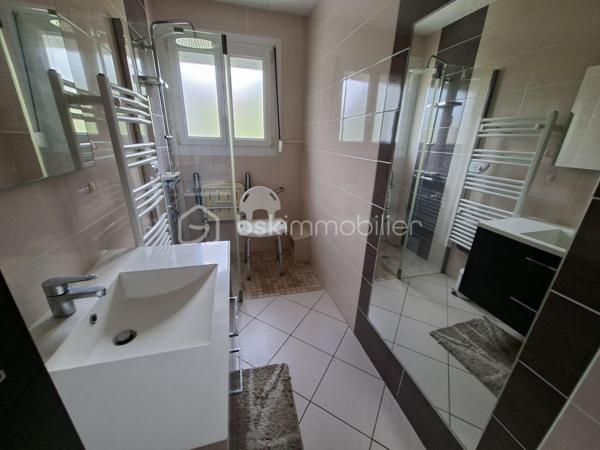 Longueil-Annel (60150) – Maison sur sous-sol complet avec vue sur l'Oise
À seulement 10 minutes de Compiègne, venez découvrir cette maison de vivable de plain-pied, édifiée sur un sous-sol complet sur un terrain clos d'environ  450 m².
Cette maison offre un cadre de vie agréable avec une vue dégagée sur l'Oise et constitue une belle opportunité pour les acquéreurs souhaitant créer un intérieur à leur image.

✨ Elle se compose de :

🛋️ Un séjour lumineux ouvrant sur une terrasse avec une magnifique vue sur l'Oise.
🍽️ Une cuisine indépendante avec accès à une terrasse couverte / véranda, offrant un espace supplémentaire agréable en toute saison.
🛏️ Trois chambres avec parquet massif et nombreux placards intégrés.
🛁 Une salle d'eau.
🚽 Un WC indépendant.
🔧 Un sous-sol complet, un véritable atout !
🚗 Garage avec fosse de vidange, idéal pour les passionnés de mécanique.
🧰 Atelier.
💧 Pièce d'eau.
📦 Nombreux espaces de rangement.
🌿 À l'extérieur, vous profiterez d'un jardin clos.

✅ Les atouts

✔️ Fenêtres PVC double vitrage.
🔥 Chauffage central au fioul complété par un poêle à granulés.
🧱 Maison saine et entretenue.
🧼 Tout-à-l'égout.
🌊 Vue dégagée sur l'Oise.
🚗 Sous-sol complet.

📍 Une situation idéale

🚉 Gare de Longueil-Annel à quelques minutes.
🎓 Écoles maternelle et primaire sur la commune.
🛒 Commerces de proximité, pharmacie, médecins et supermarchés accessibles rapidement.
🏥 Compiègne à environ 10 minutes.
🛍️ Zone commerciale de Compiègne à une dizaine de minutes.
🚗 Accès rapide à la RD1032 et à l'autoroute A1.

🛠️ Un beau potentiel à révéler
Cette maison nécessitera une modernisation de la cuisine, ainsi qu'une remise au goût du jour de la décoration (peintures, papiers peints...).
Sa construction saine, ses beaux parquets, ses nombreux rangements, son sous-sol complet et sa situation privilégiée en font une excellente base pour réaliser un projet à votre image.
✨ Une belle opportunité pour une famille, un premier achat ou un investissement, dans un secteur recherché offrant calme, vue sur l'Oise et proximité immédiate des commodités.
📞 Contactez-moi dès aujourd'hui pour organiser une visite et découvrir tout le potentiel de cette maison