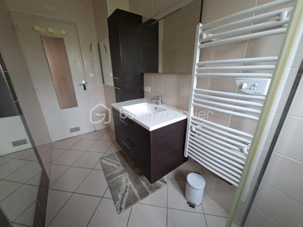 Longueil-Annel (60150) – Maison sur sous-sol complet avec vue sur l'Oise
À seulement 10 minutes de Compiègne, venez découvrir cette maison de vivable de plain-pied, édifiée sur un sous-sol complet sur un terrain clos d'environ  450 m².
Cette maison offre un cadre de vie agréable avec une vue dégagée sur l'Oise et constitue une belle opportunité pour les acquéreurs souhaitant créer un intérieur à leur image.

✨ Elle se compose de :

🛋️ Un séjour lumineux ouvrant sur une terrasse avec une magnifique vue sur l'Oise.
🍽️ Une cuisine indépendante avec accès à une terrasse couverte / véranda, offrant un espace supplémentaire agréable en toute saison.
🛏️ Trois chambres avec parquet massif et nombreux placards intégrés.
🛁 Une salle d'eau.
🚽 Un WC indépendant.
🔧 Un sous-sol complet, un véritable atout !
🚗 Garage avec fosse de vidange, idéal pour les passionnés de mécanique.
🧰 Atelier.
💧 Pièce d'eau.
📦 Nombreux espaces de rangement.
🌿 À l'extérieur, vous profiterez d'un jardin clos.

✅ Les atouts

✔️ Fenêtres PVC double vitrage.
🔥 Chauffage central au fioul complété par un poêle à granulés.
🧱 Maison saine et entretenue.
🧼 Tout-à-l'égout.
🌊 Vue dégagée sur l'Oise.
🚗 Sous-sol complet.

📍 Une situation idéale

🚉 Gare de Longueil-Annel à quelques minutes.
🎓 Écoles maternelle et primaire sur la commune.
🛒 Commerces de proximité, pharmacie, médecins et supermarchés accessibles rapidement.
🏥 Compiègne à environ 10 minutes.
🛍️ Zone commerciale de Compiègne à une dizaine de minutes.
🚗 Accès rapide à la RD1032 et à l'autoroute A1.

🛠️ Un beau potentiel à révéler
Cette maison nécessitera une modernisation de la cuisine, ainsi qu'une remise au goût du jour de la décoration (peintures, papiers peints...).
Sa construction saine, ses beaux parquets, ses nombreux rangements, son sous-sol complet et sa situation privilégiée en font une excellente base pour réaliser un projet à votre image.
✨ Une belle opportunité pour une famille, un premier achat ou un investissement, dans un secteur recherché offrant calme, vue sur l'Oise et proximité immédiate des commodités.
📞 Contactez-moi dès aujourd'hui pour organiser une visite et découvrir tout le potentiel de cette maison