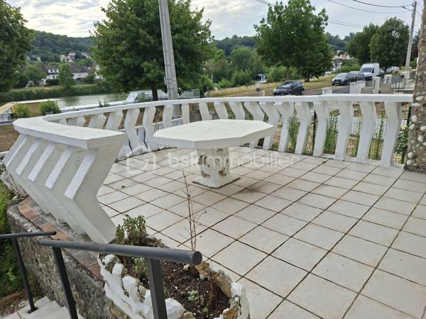 Longueil-Annel (60150) – Maison sur sous-sol complet avec vue sur l'Oise
À seulement 10 minutes de Compiègne, venez découvrir cette maison de vivable de plain-pied, édifiée sur un sous-sol complet sur un terrain clos d'environ  450 m².
Cette maison offre un cadre de vie agréable avec une vue dégagée sur l'Oise et constitue une belle opportunité pour les acquéreurs souhaitant créer un intérieur à leur image.

✨ Elle se compose de :

🛋️ Un séjour lumineux ouvrant sur une terrasse avec une magnifique vue sur l'Oise.
🍽️ Une cuisine indépendante avec accès à une terrasse couverte / véranda, offrant un espace supplémentaire agréable en toute saison.
🛏️ Trois chambres avec parquet massif et nombreux placards intégrés.
🛁 Une salle d'eau.
🚽 Un WC indépendant.
🔧 Un sous-sol complet, un véritable atout !
🚗 Garage avec fosse de vidange, idéal pour les passionnés de mécanique.
🧰 Atelier.
💧 Pièce d'eau.
📦 Nombreux espaces de rangement.
🌿 À l'extérieur, vous profiterez d'un jardin clos.

✅ Les atouts

✔️ Fenêtres PVC double vitrage.
🔥 Chauffage central au fioul complété par un poêle à granulés.
🧱 Maison saine et entretenue.
🧼 Tout-à-l'égout.
🌊 Vue dégagée sur l'Oise.
🚗 Sous-sol complet.

📍 Une situation idéale

🚉 Gare de Longueil-Annel à quelques minutes.
🎓 Écoles maternelle et primaire sur la commune.
🛒 Commerces de proximité, pharmacie, médecins et supermarchés accessibles rapidement.
🏥 Compiègne à environ 10 minutes.
🛍️ Zone commerciale de Compiègne à une dizaine de minutes.
🚗 Accès rapide à la RD1032 et à l'autoroute A1.

🛠️ Un beau potentiel à révéler
Cette maison nécessitera une modernisation de la cuisine, ainsi qu'une remise au goût du jour de la décoration (peintures, papiers peints...).
Sa construction saine, ses beaux parquets, ses nombreux rangements, son sous-sol complet et sa situation privilégiée en font une excellente base pour réaliser un projet à votre image.
✨ Une belle opportunité pour une famille, un premier achat ou un investissement, dans un secteur recherché offrant calme, vue sur l'Oise et proximité immédiate des commodités.
📞 Contactez-moi dès aujourd'hui pour organiser une visite et découvrir tout le potentiel de cette maison