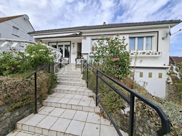 Longueil-Annel (60150) – Maison sur sous-sol complet avec vue sur l'Oise
À seulement 10 minutes de Compiègne, venez découvrir cette maison de vivable de plain-pied, édifiée sur un sous-sol complet sur un terrain clos d'environ  450 m².
Cette maison offre un cadre de vie agréable avec une vue dégagée sur l'Oise et constitue une belle opportunité pour les acquéreurs souhaitant créer un intérieur à leur image.

✨ Elle se compose de :

🛋️ Un séjour lumineux ouvrant sur une terrasse avec une magnifique vue sur l'Oise.
🍽️ Une cuisine indépendante avec accès à une terrasse couverte / véranda, offrant un espace supplémentaire agréable en toute saison.
🛏️ Trois chambres avec parquet massif et nombreux placards intégrés.
🛁 Une salle d'eau.
🚽 Un WC indépendant.
🔧 Un sous-sol complet, un véritable atout !
🚗 Garage avec fosse de vidange, idéal pour les passionnés de mécanique.
🧰 Atelier.
💧 Pièce d'eau.
📦 Nombreux espaces de rangement.
🌿 À l'extérieur, vous profiterez d'un jardin clos.

✅ Les atouts

✔️ Fenêtres PVC double vitrage.
🔥 Chauffage central au fioul complété par un poêle à granulés.
🧱 Maison saine et entretenue.
🧼 Tout-à-l'égout.
🌊 Vue dégagée sur l'Oise.
🚗 Sous-sol complet.

📍 Une situation idéale

🚉 Gare de Longueil-Annel à quelques minutes.
🎓 Écoles maternelle et primaire sur la commune.
🛒 Commerces de proximité, pharmacie, médecins et supermarchés accessibles rapidement.
🏥 Compiègne à environ 10 minutes.
🛍️ Zone commerciale de Compiègne à une dizaine de minutes.
🚗 Accès rapide à la RD1032 et à l'autoroute A1.

🛠️ Un beau potentiel à révéler
Cette maison nécessitera une modernisation de la cuisine, ainsi qu'une remise au goût du jour de la décoration (peintures, papiers peints...).
Sa construction saine, ses beaux parquets, ses nombreux rangements, son sous-sol complet et sa situation privilégiée en font une excellente base pour réaliser un projet à votre image.
✨ Une belle opportunité pour une famille, un premier achat ou un investissement, dans un secteur recherché offrant calme, vue sur l'Oise et proximité immédiate des commodités.
📞 Contactez-moi dès aujourd'hui pour organiser une visite et découvrir tout le potentiel de cette maison