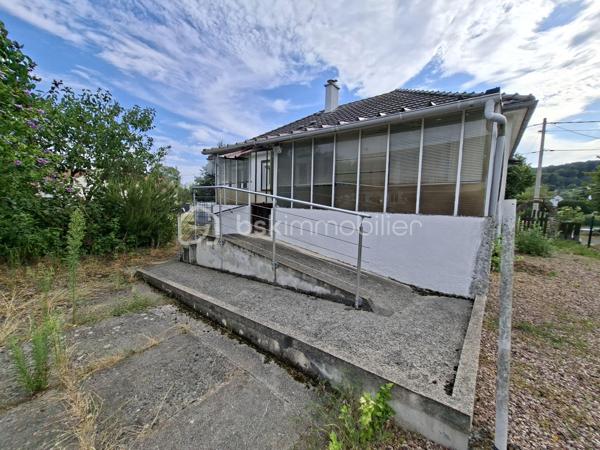 Longueil-Annel (60150) – Maison sur sous-sol complet avec vue sur l'Oise
À seulement 10 minutes de Compiègne, venez découvrir cette maison de vivable de plain-pied, édifiée sur un sous-sol complet sur un terrain clos d'environ  450 m².
Cette maison offre un cadre de vie agréable avec une vue dégagée sur l'Oise et constitue une belle opportunité pour les acquéreurs souhaitant créer un intérieur à leur image.

✨ Elle se compose de :

🛋️ Un séjour lumineux ouvrant sur une terrasse avec une magnifique vue sur l'Oise.
🍽️ Une cuisine indépendante avec accès à une terrasse couverte / véranda, offrant un espace supplémentaire agréable en toute saison.
🛏️ Trois chambres avec parquet massif et nombreux placards intégrés.
🛁 Une salle d'eau.
🚽 Un WC indépendant.
🔧 Un sous-sol complet, un véritable atout !
🚗 Garage avec fosse de vidange, idéal pour les passionnés de mécanique.
🧰 Atelier.
💧 Pièce d'eau.
📦 Nombreux espaces de rangement.
🌿 À l'extérieur, vous profiterez d'un jardin clos.

✅ Les atouts

✔️ Fenêtres PVC double vitrage.
🔥 Chauffage central au fioul complété par un poêle à granulés.
🧱 Maison saine et entretenue.
🧼 Tout-à-l'égout.
🌊 Vue dégagée sur l'Oise.
🚗 Sous-sol complet.

📍 Une situation idéale

🚉 Gare de Longueil-Annel à quelques minutes.
🎓 Écoles maternelle et primaire sur la commune.
🛒 Commerces de proximité, pharmacie, médecins et supermarchés accessibles rapidement.
🏥 Compiègne à environ 10 minutes.
🛍️ Zone commerciale de Compiègne à une dizaine de minutes.
🚗 Accès rapide à la RD1032 et à l'autoroute A1.

🛠️ Un beau potentiel à révéler
Cette maison nécessitera une modernisation de la cuisine, ainsi qu'une remise au goût du jour de la décoration (peintures, papiers peints...).
Sa construction saine, ses beaux parquets, ses nombreux rangements, son sous-sol complet et sa situation privilégiée en font une excellente base pour réaliser un projet à votre image.
✨ Une belle opportunité pour une famille, un premier achat ou un investissement, dans un secteur recherché offrant calme, vue sur l'Oise et proximité immédiate des commodités.
📞 Contactez-moi dès aujourd'hui pour organiser une visite et découvrir tout le potentiel de cette maison