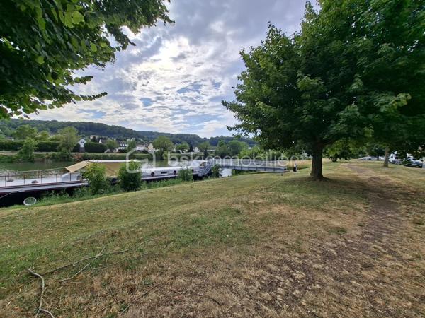 Longueil-Annel (60150) – Maison sur sous-sol complet avec vue sur l'Oise
À seulement 10 minutes de Compiègne, venez découvrir cette maison de vivable de plain-pied, édifiée sur un sous-sol complet sur un terrain clos d'environ  450 m².
Cette maison offre un cadre de vie agréable avec une vue dégagée sur l'Oise et constitue une belle opportunité pour les acquéreurs souhaitant créer un intérieur à leur image.

✨ Elle se compose de :

🛋️ Un séjour lumineux ouvrant sur une terrasse avec une magnifique vue sur l'Oise.
🍽️ Une cuisine indépendante avec accès à une terrasse couverte / véranda, offrant un espace supplémentaire agréable en toute saison.
🛏️ Trois chambres avec parquet massif et nombreux placards intégrés.
🛁 Une salle d'eau.
🚽 Un WC indépendant.
🔧 Un sous-sol complet, un véritable atout !
🚗 Garage avec fosse de vidange, idéal pour les passionnés de mécanique.
🧰 Atelier.
💧 Pièce d'eau.
📦 Nombreux espaces de rangement.
🌿 À l'extérieur, vous profiterez d'un jardin clos.

✅ Les atouts

✔️ Fenêtres PVC double vitrage.
🔥 Chauffage central au fioul complété par un poêle à granulés.
🧱 Maison saine et entretenue.
🧼 Tout-à-l'égout.
🌊 Vue dégagée sur l'Oise.
🚗 Sous-sol complet.

📍 Une situation idéale

🚉 Gare de Longueil-Annel à quelques minutes.
🎓 Écoles maternelle et primaire sur la commune.
🛒 Commerces de proximité, pharmacie, médecins et supermarchés accessibles rapidement.
🏥 Compiègne à environ 10 minutes.
🛍️ Zone commerciale de Compiègne à une dizaine de minutes.
🚗 Accès rapide à la RD1032 et à l'autoroute A1.

🛠️ Un beau potentiel à révéler
Cette maison nécessitera une modernisation de la cuisine, ainsi qu'une remise au goût du jour de la décoration (peintures, papiers peints...).
Sa construction saine, ses beaux parquets, ses nombreux rangements, son sous-sol complet et sa situation privilégiée en font une excellente base pour réaliser un projet à votre image.
✨ Une belle opportunité pour une famille, un premier achat ou un investissement, dans un secteur recherché offrant calme, vue sur l'Oise et proximité immédiate des commodités.
📞 Contactez-moi dès aujourd'hui pour organiser une visite et découvrir tout le potentiel de cette maison