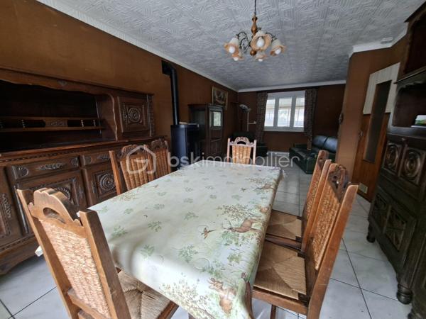 Longueil-Annel (60150) – Maison sur sous-sol complet avec vue sur l'Oise
À seulement 10 minutes de Compiègne, venez découvrir cette maison de vivable de plain-pied, édifiée sur un sous-sol complet sur un terrain clos d'environ  450 m².
Cette maison offre un cadre de vie agréable avec une vue dégagée sur l'Oise et constitue une belle opportunité pour les acquéreurs souhaitant créer un intérieur à leur image.

✨ Elle se compose de :

🛋️ Un séjour lumineux ouvrant sur une terrasse avec une magnifique vue sur l'Oise.
🍽️ Une cuisine indépendante avec accès à une terrasse couverte / véranda, offrant un espace supplémentaire agréable en toute saison.
🛏️ Trois chambres avec parquet massif et nombreux placards intégrés.
🛁 Une salle d'eau.
🚽 Un WC indépendant.
🔧 Un sous-sol complet, un véritable atout !
🚗 Garage avec fosse de vidange, idéal pour les passionnés de mécanique.
🧰 Atelier.
💧 Pièce d'eau.
📦 Nombreux espaces de rangement.
🌿 À l'extérieur, vous profiterez d'un jardin clos.

✅ Les atouts

✔️ Fenêtres PVC double vitrage.
🔥 Chauffage central au fioul complété par un poêle à granulés.
🧱 Maison saine et entretenue.
🧼 Tout-à-l'égout.
🌊 Vue dégagée sur l'Oise.
🚗 Sous-sol complet.

📍 Une situation idéale

🚉 Gare de Longueil-Annel à quelques minutes.
🎓 Écoles maternelle et primaire sur la commune.
🛒 Commerces de proximité, pharmacie, médecins et supermarchés accessibles rapidement.
🏥 Compiègne à environ 10 minutes.
🛍️ Zone commerciale de Compiègne à une dizaine de minutes.
🚗 Accès rapide à la RD1032 et à l'autoroute A1.

🛠️ Un beau potentiel à révéler
Cette maison nécessitera une modernisation de la cuisine, ainsi qu'une remise au goût du jour de la décoration (peintures, papiers peints...).
Sa construction saine, ses beaux parquets, ses nombreux rangements, son sous-sol complet et sa situation privilégiée en font une excellente base pour réaliser un projet à votre image.
✨ Une belle opportunité pour une famille, un premier achat ou un investissement, dans un secteur recherché offrant calme, vue sur l'Oise et proximité immédiate des commodités.
📞 Contactez-moi dès aujourd'hui pour organiser une visite et découvrir tout le potentiel de cette maison