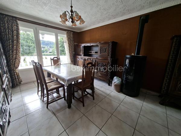 Longueil-Annel (60150) – Maison sur sous-sol complet avec vue sur l'Oise
À seulement 10 minutes de Compiègne, venez découvrir cette maison de vivable de plain-pied, édifiée sur un sous-sol complet sur un terrain clos d'environ  450 m².
Cette maison offre un cadre de vie agréable avec une vue dégagée sur l'Oise et constitue une belle opportunité pour les acquéreurs souhaitant créer un intérieur à leur image.

✨ Elle se compose de :

🛋️ Un séjour lumineux ouvrant sur une terrasse avec une magnifique vue sur l'Oise.
🍽️ Une cuisine indépendante avec accès à une terrasse couverte / véranda, offrant un espace supplémentaire agréable en toute saison.
🛏️ Trois chambres avec parquet massif et nombreux placards intégrés.
🛁 Une salle d'eau.
🚽 Un WC indépendant.
🔧 Un sous-sol complet, un véritable atout !
🚗 Garage avec fosse de vidange, idéal pour les passionnés de mécanique.
🧰 Atelier.
💧 Pièce d'eau.
📦 Nombreux espaces de rangement.
🌿 À l'extérieur, vous profiterez d'un jardin clos.

✅ Les atouts

✔️ Fenêtres PVC double vitrage.
🔥 Chauffage central au fioul complété par un poêle à granulés.
🧱 Maison saine et entretenue.
🧼 Tout-à-l'égout.
🌊 Vue dégagée sur l'Oise.
🚗 Sous-sol complet.

📍 Une situation idéale

🚉 Gare de Longueil-Annel à quelques minutes.
🎓 Écoles maternelle et primaire sur la commune.
🛒 Commerces de proximité, pharmacie, médecins et supermarchés accessibles rapidement.
🏥 Compiègne à environ 10 minutes.
🛍️ Zone commerciale de Compiègne à une dizaine de minutes.
🚗 Accès rapide à la RD1032 et à l'autoroute A1.

🛠️ Un beau potentiel à révéler
Cette maison nécessitera une modernisation de la cuisine, ainsi qu'une remise au goût du jour de la décoration (peintures, papiers peints...).
Sa construction saine, ses beaux parquets, ses nombreux rangements, son sous-sol complet et sa situation privilégiée en font une excellente base pour réaliser un projet à votre image.
✨ Une belle opportunité pour une famille, un premier achat ou un investissement, dans un secteur recherché offrant calme, vue sur l'Oise et proximité immédiate des commodités.
📞 Contactez-moi dès aujourd'hui pour organiser une visite et découvrir tout le potentiel de cette maison