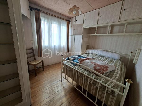 Longueil-Annel (60150) – Maison sur sous-sol complet avec vue sur l'Oise
À seulement 10 minutes de Compiègne, venez découvrir cette maison de vivable de plain-pied, édifiée sur un sous-sol complet sur un terrain clos d'environ  450 m².
Cette maison offre un cadre de vie agréable avec une vue dégagée sur l'Oise et constitue une belle opportunité pour les acquéreurs souhaitant créer un intérieur à leur image.

✨ Elle se compose de :

🛋️ Un séjour lumineux ouvrant sur une terrasse avec une magnifique vue sur l'Oise.
🍽️ Une cuisine indépendante avec accès à une terrasse couverte / véranda, offrant un espace supplémentaire agréable en toute saison.
🛏️ Trois chambres avec parquet massif et nombreux placards intégrés.
🛁 Une salle d'eau.
🚽 Un WC indépendant.
🔧 Un sous-sol complet, un véritable atout !
🚗 Garage avec fosse de vidange, idéal pour les passionnés de mécanique.
🧰 Atelier.
💧 Pièce d'eau.
📦 Nombreux espaces de rangement.
🌿 À l'extérieur, vous profiterez d'un jardin clos.

✅ Les atouts

✔️ Fenêtres PVC double vitrage.
🔥 Chauffage central au fioul complété par un poêle à granulés.
🧱 Maison saine et entretenue.
🧼 Tout-à-l'égout.
🌊 Vue dégagée sur l'Oise.
🚗 Sous-sol complet.

📍 Une situation idéale

🚉 Gare de Longueil-Annel à quelques minutes.
🎓 Écoles maternelle et primaire sur la commune.
🛒 Commerces de proximité, pharmacie, médecins et supermarchés accessibles rapidement.
🏥 Compiègne à environ 10 minutes.
🛍️ Zone commerciale de Compiègne à une dizaine de minutes.
🚗 Accès rapide à la RD1032 et à l'autoroute A1.

🛠️ Un beau potentiel à révéler
Cette maison nécessitera une modernisation de la cuisine, ainsi qu'une remise au goût du jour de la décoration (peintures, papiers peints...).
Sa construction saine, ses beaux parquets, ses nombreux rangements, son sous-sol complet et sa situation privilégiée en font une excellente base pour réaliser un projet à votre image.
✨ Une belle opportunité pour une famille, un premier achat ou un investissement, dans un secteur recherché offrant calme, vue sur l'Oise et proximité immédiate des commodités.
📞 Contactez-moi dès aujourd'hui pour organiser une visite et découvrir tout le potentiel de cette maison