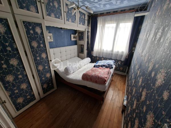 Longueil-Annel (60150) – Maison sur sous-sol complet avec vue sur l'Oise
À seulement 10 minutes de Compiègne, venez découvrir cette maison de vivable de plain-pied, édifiée sur un sous-sol complet sur un terrain clos d'environ  450 m².
Cette maison offre un cadre de vie agréable avec une vue dégagée sur l'Oise et constitue une belle opportunité pour les acquéreurs souhaitant créer un intérieur à leur image.

✨ Elle se compose de :

🛋️ Un séjour lumineux ouvrant sur une terrasse avec une magnifique vue sur l'Oise.
🍽️ Une cuisine indépendante avec accès à une terrasse couverte / véranda, offrant un espace supplémentaire agréable en toute saison.
🛏️ Trois chambres avec parquet massif et nombreux placards intégrés.
🛁 Une salle d'eau.
🚽 Un WC indépendant.
🔧 Un sous-sol complet, un véritable atout !
🚗 Garage avec fosse de vidange, idéal pour les passionnés de mécanique.
🧰 Atelier.
💧 Pièce d'eau.
📦 Nombreux espaces de rangement.
🌿 À l'extérieur, vous profiterez d'un jardin clos.

✅ Les atouts

✔️ Fenêtres PVC double vitrage.
🔥 Chauffage central au fioul complété par un poêle à granulés.
🧱 Maison saine et entretenue.
🧼 Tout-à-l'égout.
🌊 Vue dégagée sur l'Oise.
🚗 Sous-sol complet.

📍 Une situation idéale

🚉 Gare de Longueil-Annel à quelques minutes.
🎓 Écoles maternelle et primaire sur la commune.
🛒 Commerces de proximité, pharmacie, médecins et supermarchés accessibles rapidement.
🏥 Compiègne à environ 10 minutes.
🛍️ Zone commerciale de Compiègne à une dizaine de minutes.
🚗 Accès rapide à la RD1032 et à l'autoroute A1.

🛠️ Un beau potentiel à révéler
Cette maison nécessitera une modernisation de la cuisine, ainsi qu'une remise au goût du jour de la décoration (peintures, papiers peints...).
Sa construction saine, ses beaux parquets, ses nombreux rangements, son sous-sol complet et sa situation privilégiée en font une excellente base pour réaliser un projet à votre image.
✨ Une belle opportunité pour une famille, un premier achat ou un investissement, dans un secteur recherché offrant calme, vue sur l'Oise et proximité immédiate des commodités.
📞 Contactez-moi dès aujourd'hui pour organiser une visite et découvrir tout le potentiel de cette maison