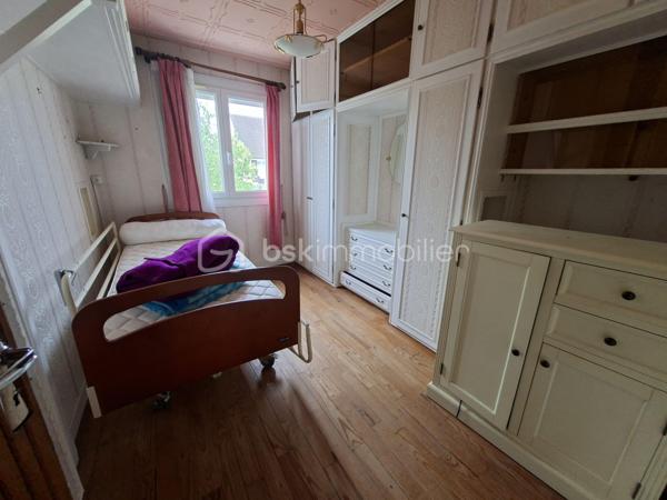 Longueil-Annel (60150) – Maison sur sous-sol complet avec vue sur l'Oise
À seulement 10 minutes de Compiègne, venez découvrir cette maison de vivable de plain-pied, édifiée sur un sous-sol complet sur un terrain clos d'environ  450 m².
Cette maison offre un cadre de vie agréable avec une vue dégagée sur l'Oise et constitue une belle opportunité pour les acquéreurs souhaitant créer un intérieur à leur image.

✨ Elle se compose de :

🛋️ Un séjour lumineux ouvrant sur une terrasse avec une magnifique vue sur l'Oise.
🍽️ Une cuisine indépendante avec accès à une terrasse couverte / véranda, offrant un espace supplémentaire agréable en toute saison.
🛏️ Trois chambres avec parquet massif et nombreux placards intégrés.
🛁 Une salle d'eau.
🚽 Un WC indépendant.
🔧 Un sous-sol complet, un véritable atout !
🚗 Garage avec fosse de vidange, idéal pour les passionnés de mécanique.
🧰 Atelier.
💧 Pièce d'eau.
📦 Nombreux espaces de rangement.
🌿 À l'extérieur, vous profiterez d'un jardin clos.

✅ Les atouts

✔️ Fenêtres PVC double vitrage.
🔥 Chauffage central au fioul complété par un poêle à granulés.
🧱 Maison saine et entretenue.
🧼 Tout-à-l'égout.
🌊 Vue dégagée sur l'Oise.
🚗 Sous-sol complet.

📍 Une situation idéale

🚉 Gare de Longueil-Annel à quelques minutes.
🎓 Écoles maternelle et primaire sur la commune.
🛒 Commerces de proximité, pharmacie, médecins et supermarchés accessibles rapidement.
🏥 Compiègne à environ 10 minutes.
🛍️ Zone commerciale de Compiègne à une dizaine de minutes.
🚗 Accès rapide à la RD1032 et à l'autoroute A1.

🛠️ Un beau potentiel à révéler
Cette maison nécessitera une modernisation de la cuisine, ainsi qu'une remise au goût du jour de la décoration (peintures, papiers peints...).
Sa construction saine, ses beaux parquets, ses nombreux rangements, son sous-sol complet et sa situation privilégiée en font une excellente base pour réaliser un projet à votre image.
✨ Une belle opportunité pour une famille, un premier achat ou un investissement, dans un secteur recherché offrant calme, vue sur l'Oise et proximité immédiate des commodités.
📞 Contactez-moi dès aujourd'hui pour organiser une visite et découvrir tout le potentiel de cette maison