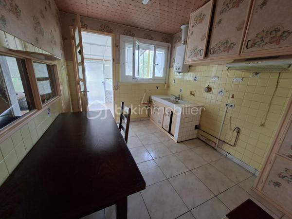 Longueil-Annel (60150) – Maison sur sous-sol complet avec vue sur l'Oise
À seulement 10 minutes de Compiègne, venez découvrir cette maison de vivable de plain-pied, édifiée sur un sous-sol complet sur un terrain clos d'environ  450 m².
Cette maison offre un cadre de vie agréable avec une vue dégagée sur l'Oise et constitue une belle opportunité pour les acquéreurs souhaitant créer un intérieur à leur image.

✨ Elle se compose de :

🛋️ Un séjour lumineux ouvrant sur une terrasse avec une magnifique vue sur l'Oise.
🍽️ Une cuisine indépendante avec accès à une terrasse couverte / véranda, offrant un espace supplémentaire agréable en toute saison.
🛏️ Trois chambres avec parquet massif et nombreux placards intégrés.
🛁 Une salle d'eau.
🚽 Un WC indépendant.
🔧 Un sous-sol complet, un véritable atout !
🚗 Garage avec fosse de vidange, idéal pour les passionnés de mécanique.
🧰 Atelier.
💧 Pièce d'eau.
📦 Nombreux espaces de rangement.
🌿 À l'extérieur, vous profiterez d'un jardin clos.

✅ Les atouts

✔️ Fenêtres PVC double vitrage.
🔥 Chauffage central au fioul complété par un poêle à granulés.
🧱 Maison saine et entretenue.
🧼 Tout-à-l'égout.
🌊 Vue dégagée sur l'Oise.
🚗 Sous-sol complet.

📍 Une situation idéale

🚉 Gare de Longueil-Annel à quelques minutes.
🎓 Écoles maternelle et primaire sur la commune.
🛒 Commerces de proximité, pharmacie, médecins et supermarchés accessibles rapidement.
🏥 Compiègne à environ 10 minutes.
🛍️ Zone commerciale de Compiègne à une dizaine de minutes.
🚗 Accès rapide à la RD1032 et à l'autoroute A1.

🛠️ Un beau potentiel à révéler
Cette maison nécessitera une modernisation de la cuisine, ainsi qu'une remise au goût du jour de la décoration (peintures, papiers peints...).
Sa construction saine, ses beaux parquets, ses nombreux rangements, son sous-sol complet et sa situation privilégiée en font une excellente base pour réaliser un projet à votre image.
✨ Une belle opportunité pour une famille, un premier achat ou un investissement, dans un secteur recherché offrant calme, vue sur l'Oise et proximité immédiate des commodités.
📞 Contactez-moi dès aujourd'hui pour organiser une visite et découvrir tout le potentiel de cette maison