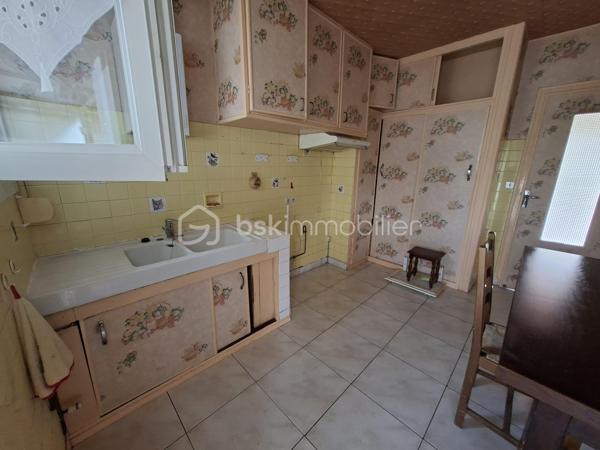 Longueil-Annel (60150) – Maison sur sous-sol complet avec vue sur l'Oise
À seulement 10 minutes de Compiègne, venez découvrir cette maison de vivable de plain-pied, édifiée sur un sous-sol complet sur un terrain clos d'environ  450 m².
Cette maison offre un cadre de vie agréable avec une vue dégagée sur l'Oise et constitue une belle opportunité pour les acquéreurs souhaitant créer un intérieur à leur image.

✨ Elle se compose de :

🛋️ Un séjour lumineux ouvrant sur une terrasse avec une magnifique vue sur l'Oise.
🍽️ Une cuisine indépendante avec accès à une terrasse couverte / véranda, offrant un espace supplémentaire agréable en toute saison.
🛏️ Trois chambres avec parquet massif et nombreux placards intégrés.
🛁 Une salle d'eau.
🚽 Un WC indépendant.
🔧 Un sous-sol complet, un véritable atout !
🚗 Garage avec fosse de vidange, idéal pour les passionnés de mécanique.
🧰 Atelier.
💧 Pièce d'eau.
📦 Nombreux espaces de rangement.
🌿 À l'extérieur, vous profiterez d'un jardin clos.

✅ Les atouts

✔️ Fenêtres PVC double vitrage.
🔥 Chauffage central au fioul complété par un poêle à granulés.
🧱 Maison saine et entretenue.
🧼 Tout-à-l'égout.
🌊 Vue dégagée sur l'Oise.
🚗 Sous-sol complet.

📍 Une situation idéale

🚉 Gare de Longueil-Annel à quelques minutes.
🎓 Écoles maternelle et primaire sur la commune.
🛒 Commerces de proximité, pharmacie, médecins et supermarchés accessibles rapidement.
🏥 Compiègne à environ 10 minutes.
🛍️ Zone commerciale de Compiègne à une dizaine de minutes.
🚗 Accès rapide à la RD1032 et à l'autoroute A1.

🛠️ Un beau potentiel à révéler
Cette maison nécessitera une modernisation de la cuisine, ainsi qu'une remise au goût du jour de la décoration (peintures, papiers peints...).
Sa construction saine, ses beaux parquets, ses nombreux rangements, son sous-sol complet et sa situation privilégiée en font une excellente base pour réaliser un projet à votre image.
✨ Une belle opportunité pour une famille, un premier achat ou un investissement, dans un secteur recherché offrant calme, vue sur l'Oise et proximité immédiate des commodités.
📞 Contactez-moi dès aujourd'hui pour organiser une visite et découvrir tout le potentiel de cette maison