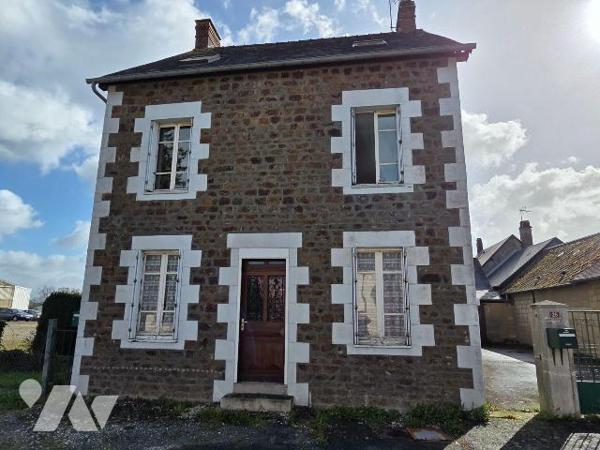 A vendre à CEAUCE (61), une maison en pierres comprenant une cuisine, salle à manger-salon, bur...