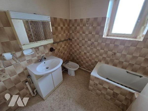 A vendre à CEAUCE (61), une maison en pierres comprenant une cuisine, salle à manger-salon, bur...