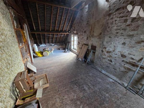 A vendre à CEAUCE (61), une maison en pierres comprenant une cuisine, salle à manger-salon, bur...