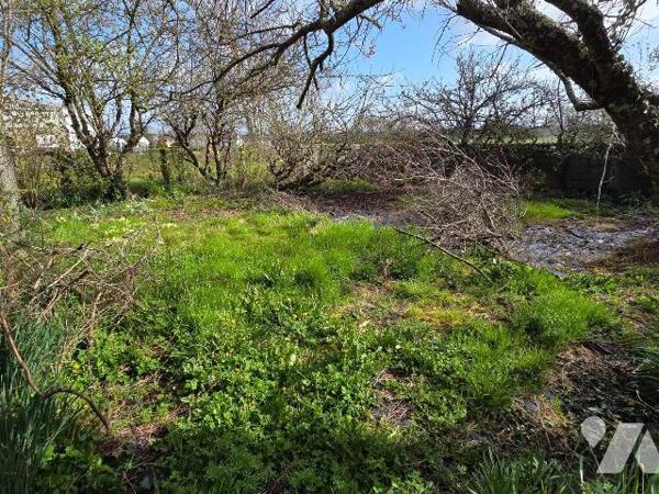 A vendre à CEAUCE (61), une maison en pierres comprenant une cuisine, salle à manger-salon, bur...