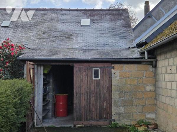 A vendre à CEAUCE (61), une maison en pierres comprenant une cuisine, salle à manger-salon, bur...