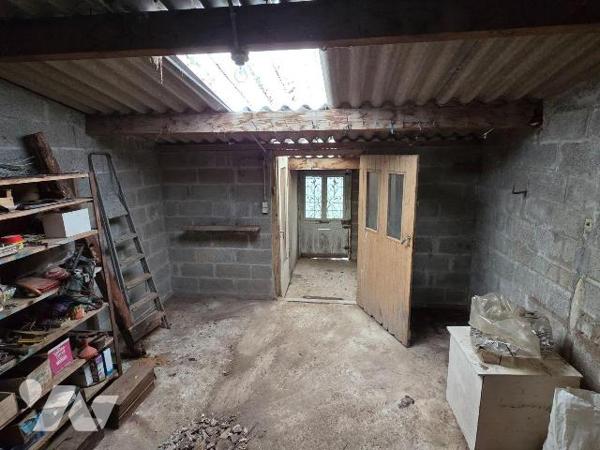 A vendre à CEAUCE (61), une maison en pierres comprenant une cuisine, salle à manger-salon, bur...