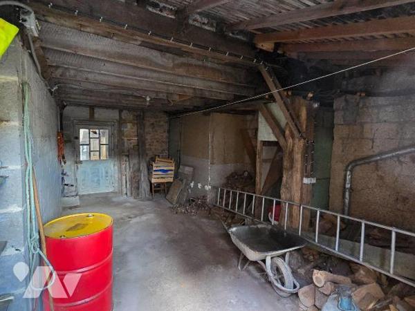 A vendre à CEAUCE (61), une maison en pierres comprenant une cuisine, salle à manger-salon, bur...