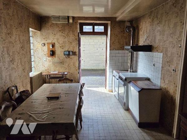 A vendre à CEAUCE (61), une maison en pierres comprenant une cuisine, salle à manger-salon, bur...