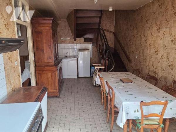 A vendre à CEAUCE (61), une maison en pierres comprenant une cuisine, salle à manger-salon, bur...