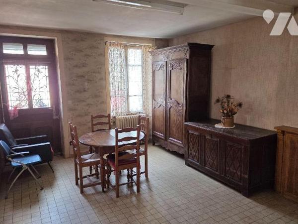 A vendre à CEAUCE (61), une maison en pierres comprenant une cuisine, salle à manger-salon, bur...